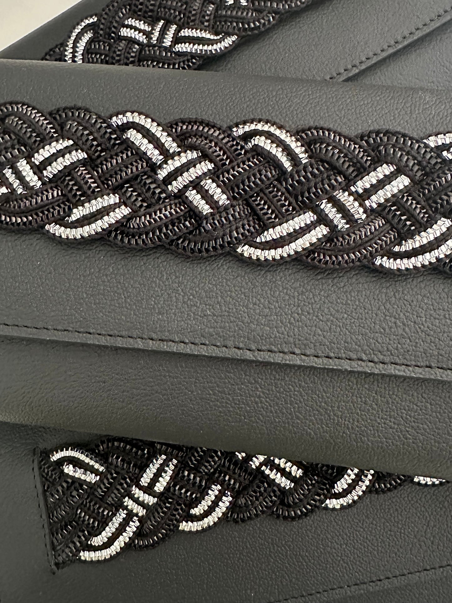 Queen’s Clutch (available on request) 🔴