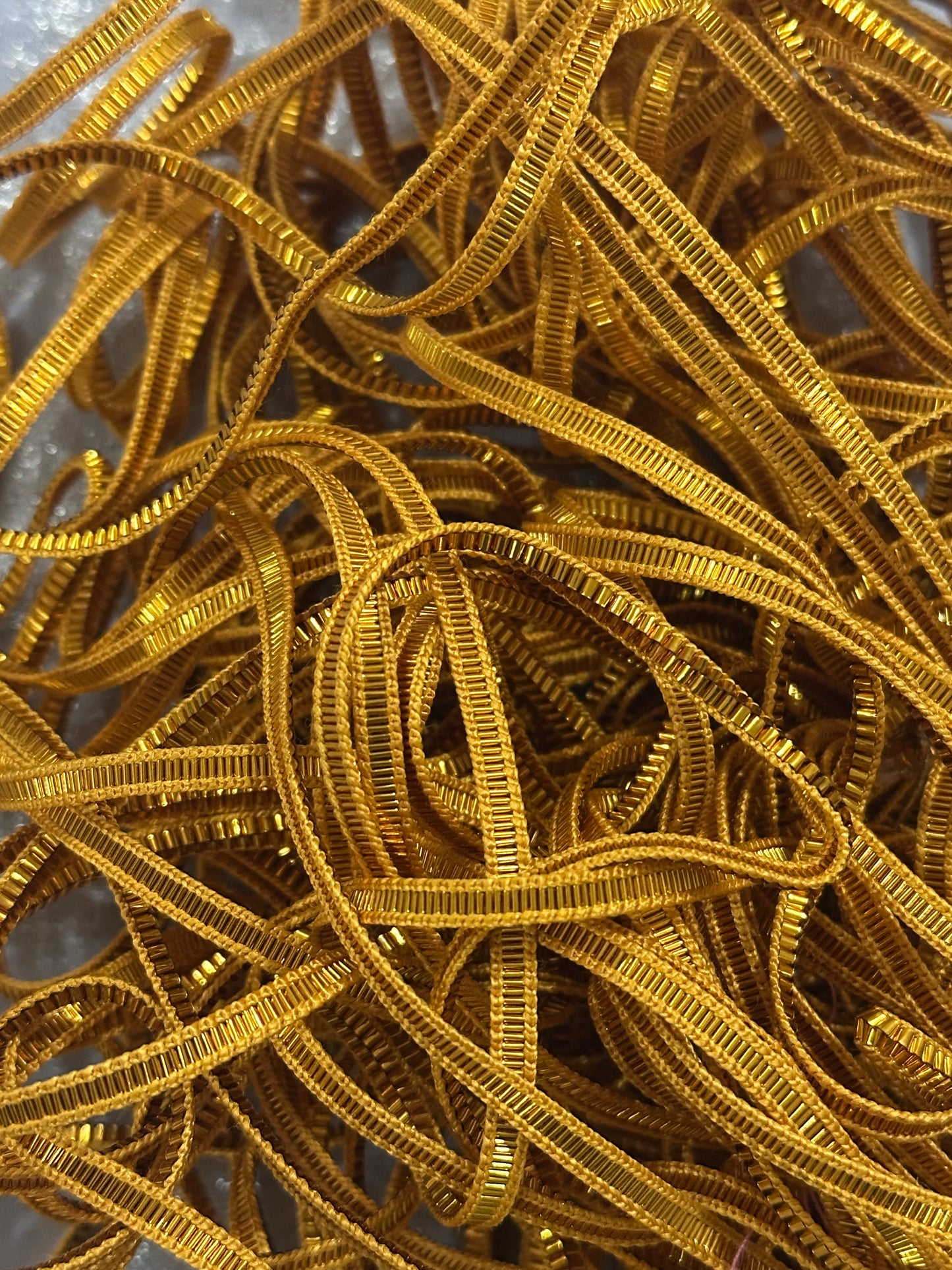 خيوط التلي الصناعي( بالشريط الذهبي)