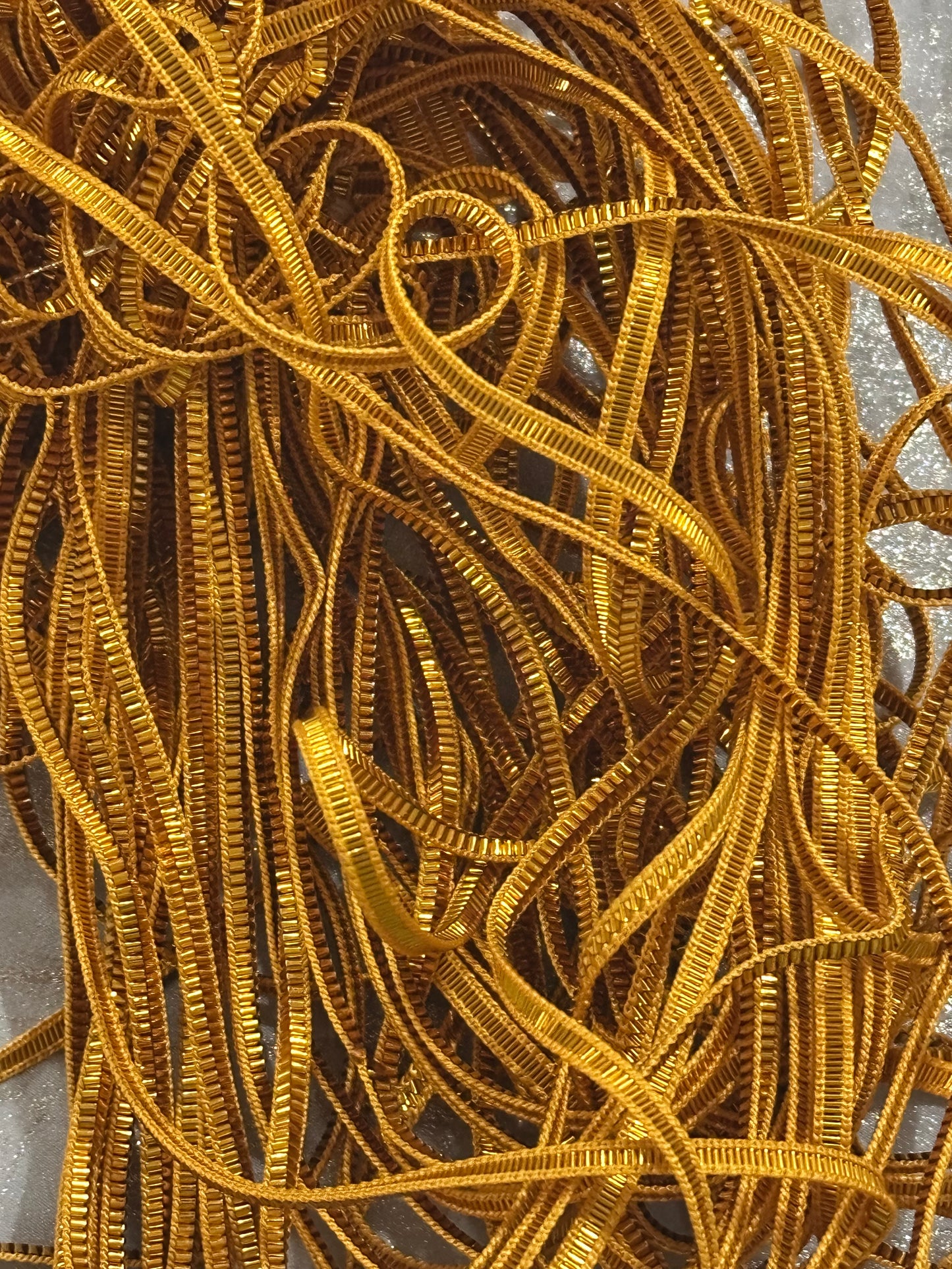 خيوط التلي الصناعي( بالشريط الذهبي)