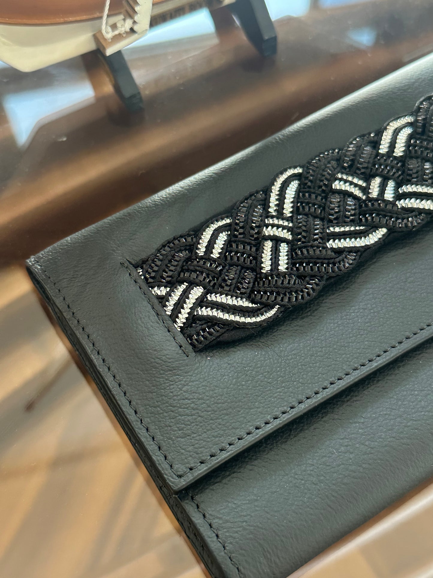 Queen’s Clutch (available on request) 🔴