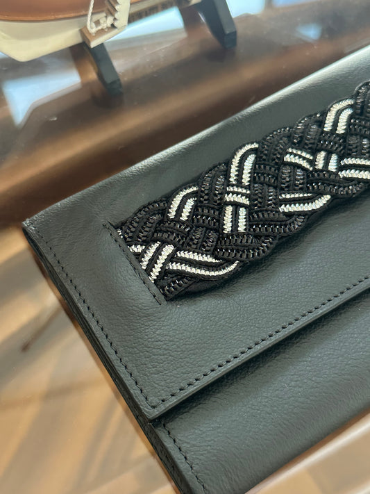 Queen’s Clutch (available on request) 🔴