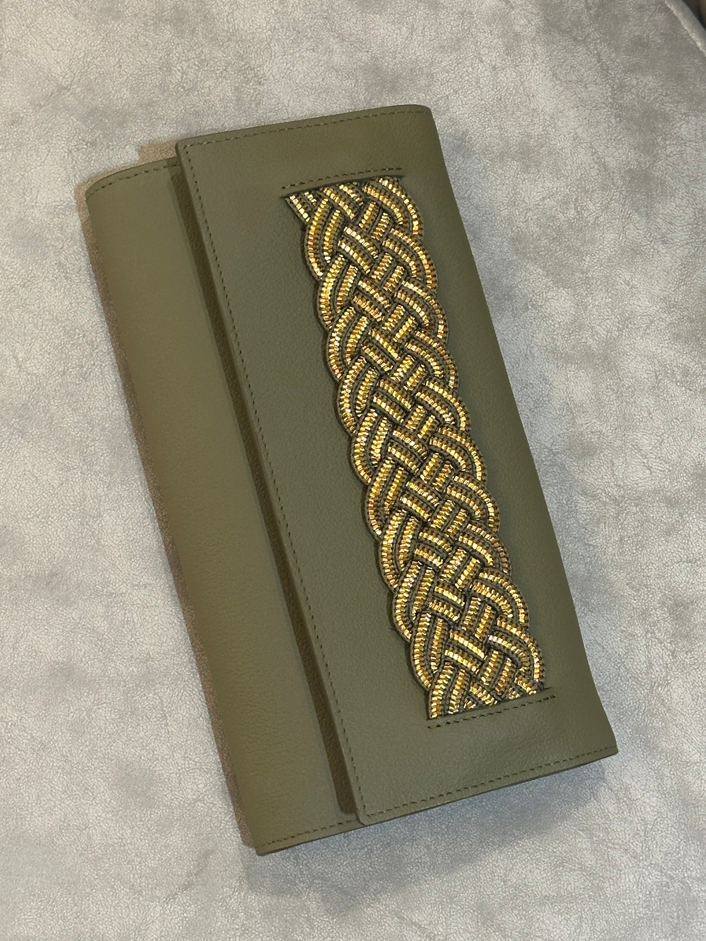 Olive clutch