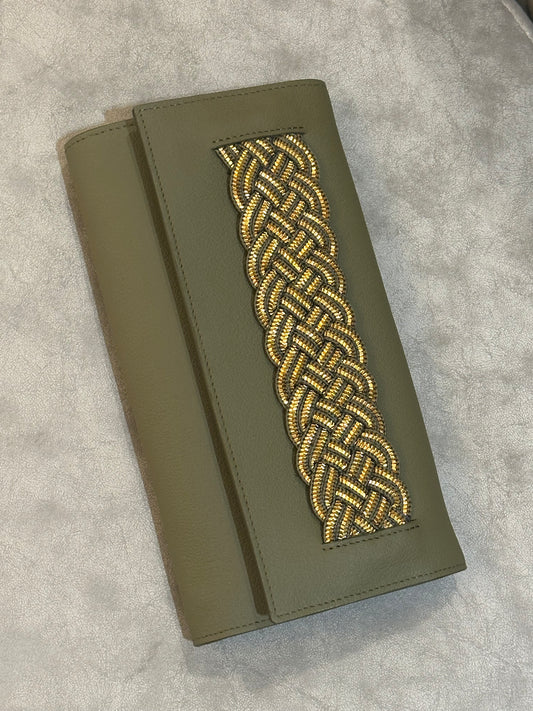 Olive clutch